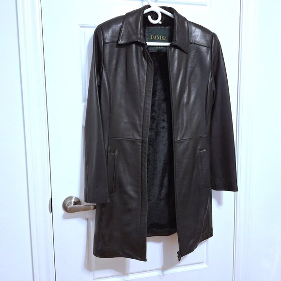 Danier Black Leather Coat with winter lining size 6-8 - Picture 4 of 15